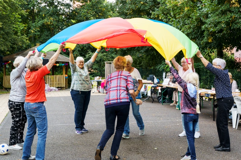 gruppe von älteren menschen machen sport im park