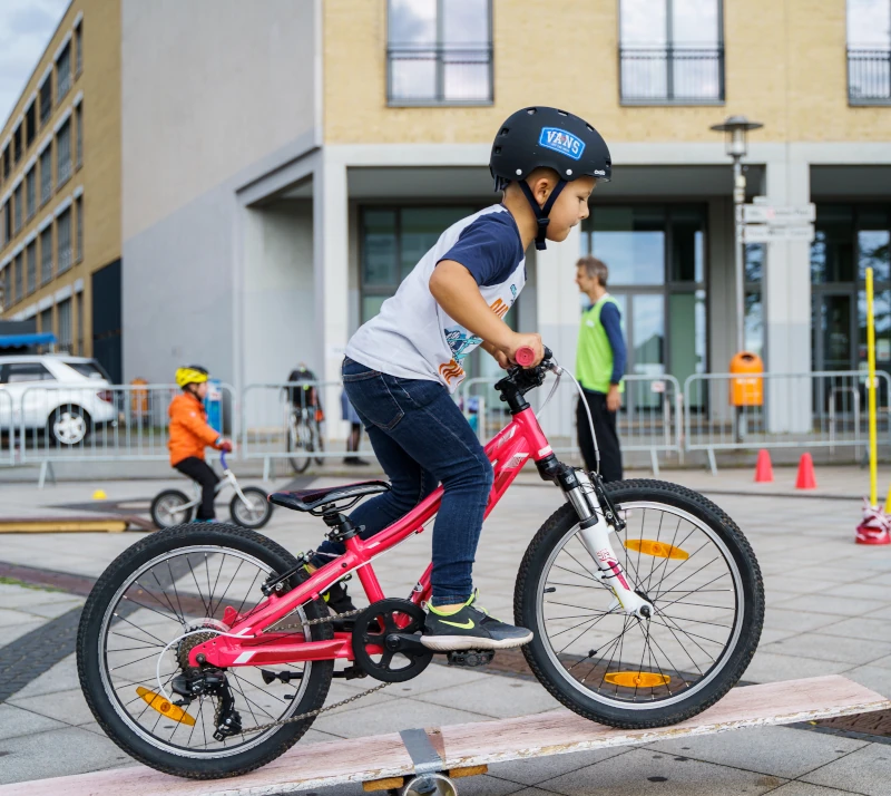 junge auf dem fahrrad absolviert einen fahrradparcour